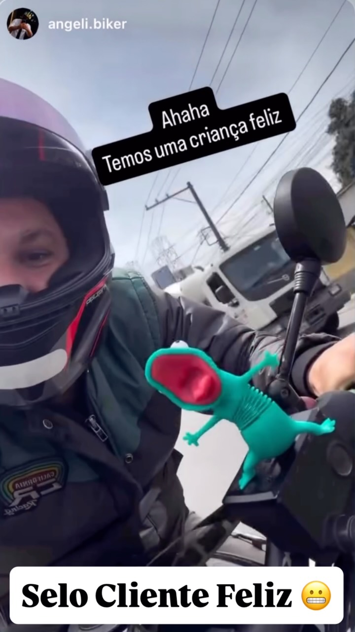 Capa do vídeo do Instagram com um motociclista e o calango verde de boca vermelha na moto.